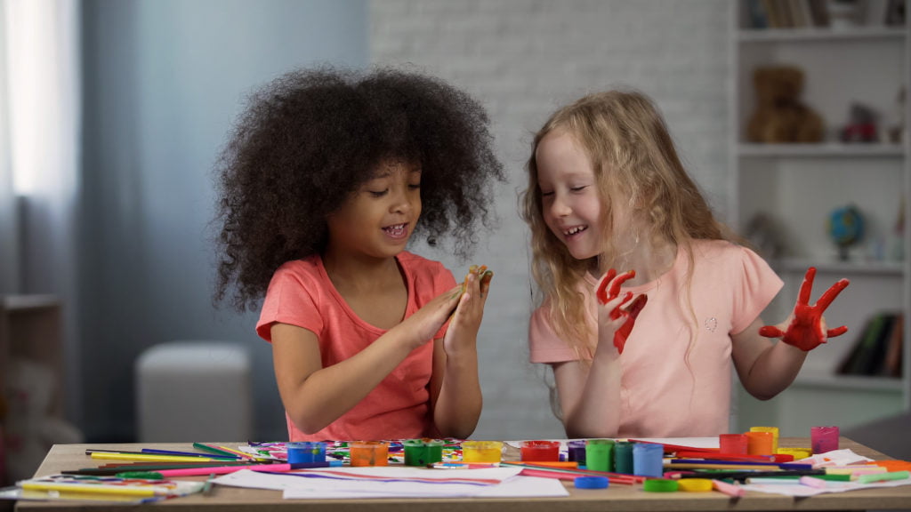 2 Kinder spielen mit Öl