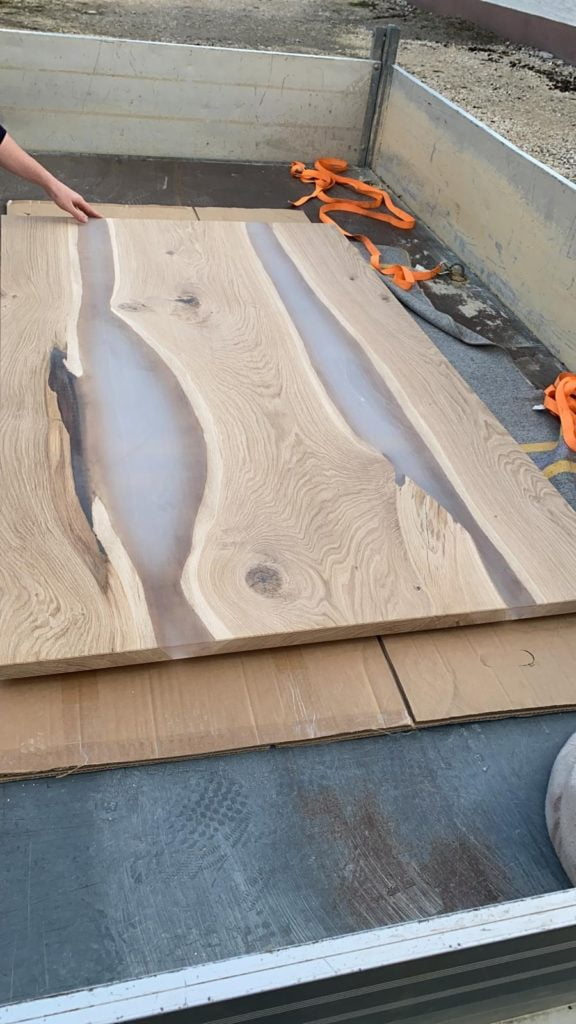 Drewniany stół autorstwa Saschy Kolba przed