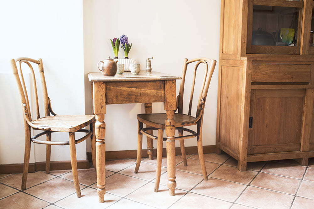 Wohnzimmer mit Holzmöbeln Dekoration