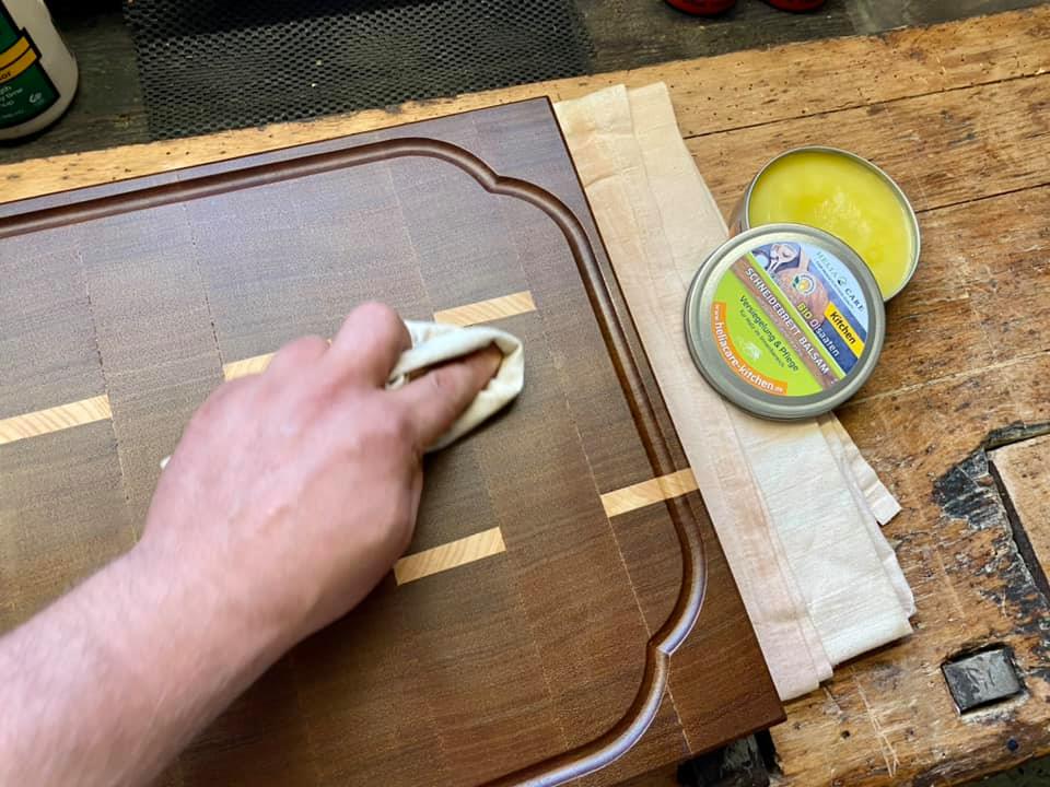 Application baume à bois soin des planches à découper