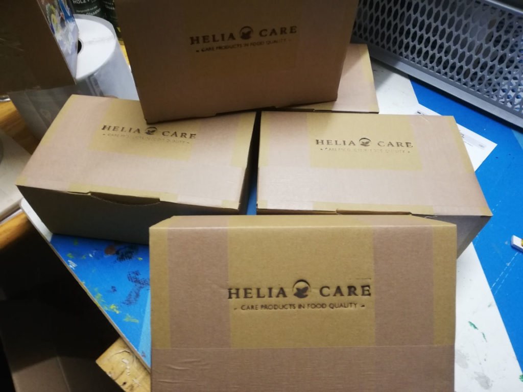 Pakete mit HeliaCARE Brandstempel