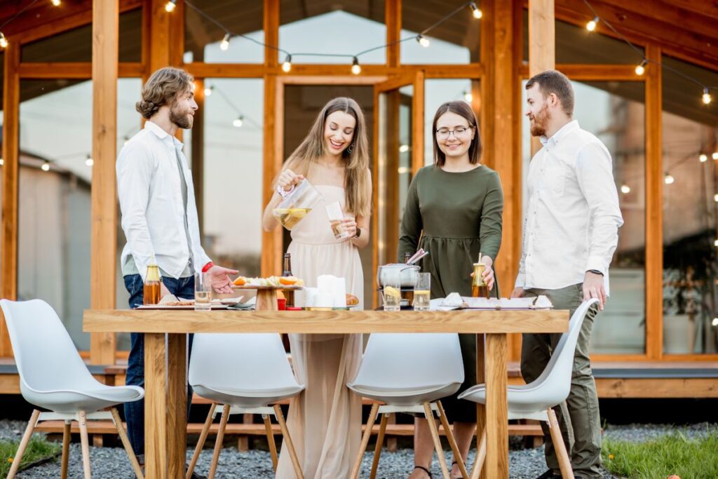 Freunde auf der Terrasse am Holztisch