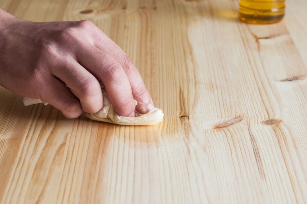 Ölen mit der bloßen Hand oder einem Tuch